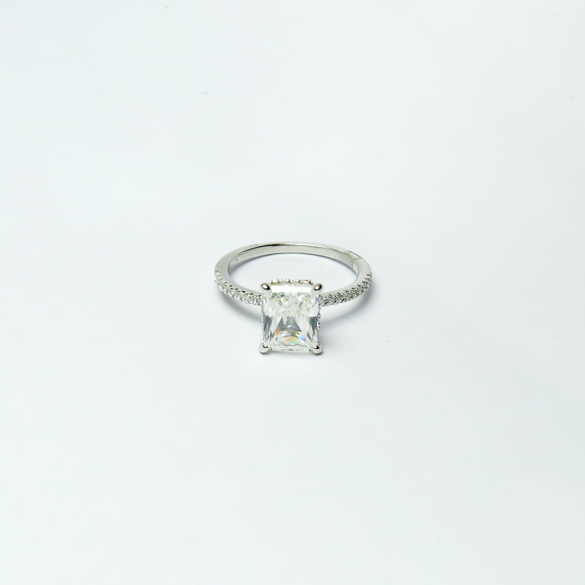 Sparkling Emerald SIlver Ring